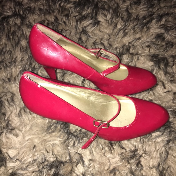 Red pumps - Picture 2 of 3